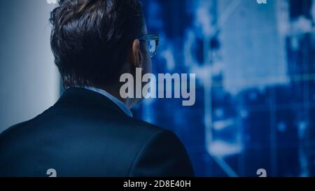 Photo portrait de l'agent spécial chargé de la surveillance par satellite du suivi de voiture. GPS Tracking Fugitif dans la surveillance de grande taille Banque D'Images