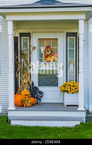 Porte d'entrée d'une maison décorée pour Halloween pour accueillir tricks ou traiteurs Banque D'Images