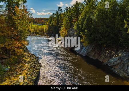 En aval du barrage sur la rivière Missisquoi, à Enosburg Falls, dans le Vermont Banque D'Images