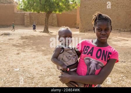 Groupe d'enfants africains à Segoukoro, Mali, Afrique de l'Ouest Banque D'Images