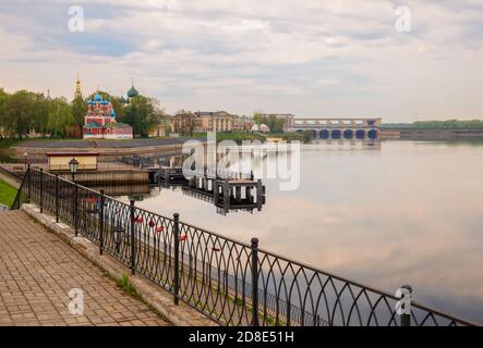 Vue sur le Kremlin d'Uglich avec l'église de Tsarevitch Dimitri sur le sang et la centrale hydroélectrique d'Uglich. Anneau d'or de la Russie Banque D'Images