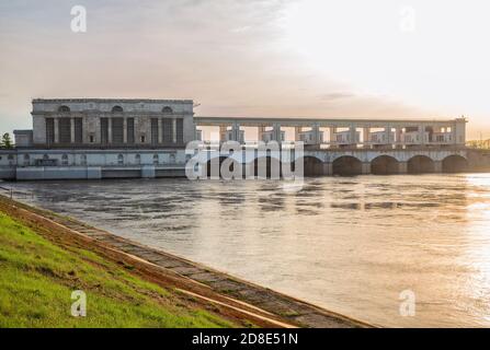 Centrale hydroélectrique d'Uglich sur la Volga, Russie Banque D'Images