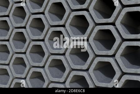 Texture de mur en béton de nid d'abeille. Conception extérieure architecturale hexagonale abstraite. Illustration du rendu 3D, vue latérale Banque D'Images