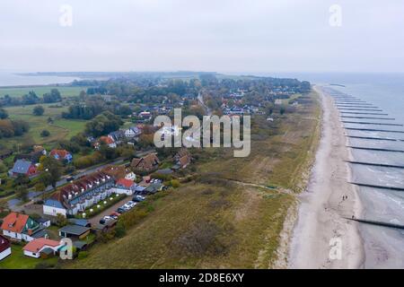 Ahrenshoop, Allemagne. 21 octobre 2020. Les maisons et la plage de la station balnéaire Baltique Ahrenshoop sont visibles sur un promontoire étroit. (Enregistrement avec un drone) Credit: Stephan Schulz/dpa-Zentralbild/ZB/dpa/Alay Live News Banque D'Images