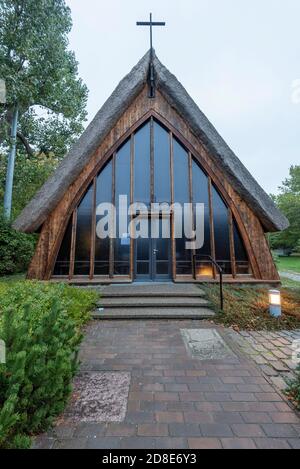 Ahrenshoop, Allemagne. 21 octobre 2020. Vue sur l'église bateau de la station balnéaire Baltique Ahrenshoop. L'église a la forme d'une coque de bateau. Credit: Stephan Schulz/dpa-Zentralbild/ZB/dpa/Alay Live News Banque D'Images