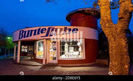 Ahrenshoop, Allemagne. 21 octobre 2020. Le 'Bunte Stube' est probablement la librairie la plus célèbre de la péninsule de Fischland-Darss-Zingst. Elle a été fondée en 1922 par Martha Wegscheider et le peintre Hans Brass. Credit: Stephan Schulz/dpa-Zentralbild/ZB/dpa/Alay Live News Banque D'Images