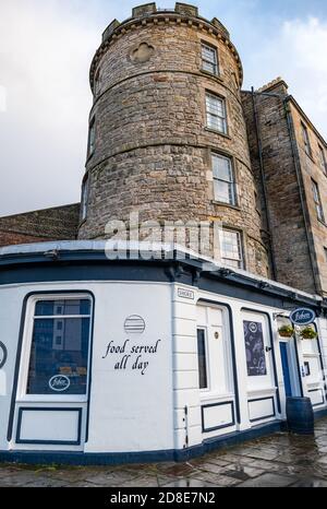 Le restaurant de fruits de mer Fisher's est situé devant une tour circulaire historique, The Shore, leith, Édimbourg, Écosse, Royaume-Uni Banque D'Images