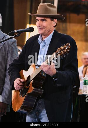 NEW YORK, NY, États-Unis - 21 JUIN 2005 : James Taylor se produit au salon d'aujourd'hui de NBC à Rockefeller Plaza. ©2005 Paul J. Frogggatt/FamousPixs/Alamy stock photo Banque D'Images