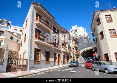 CANDELARIA, TÉNÉRIFE, CANARY, ESPAGNE - VERS JANVIER 2016: Architecture traditionnelle de belles rues piétonnes étroites de la ville de Candelaria. La Candela Banque D'Images