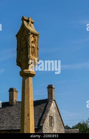 Détail du haut du monument commémoratif de guerre situé sur le village vert, Guitting Power, Gloucestershire, Angleterre Banque D'Images