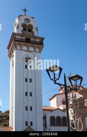 CANDELARIA, TÉNÉRIFE, CANARIES, ESPAGNE-VERS JANVIER 2016 : clocher avec cloches de la basilique du Royal Marian Shrine de notre-Dame de Candelaria. Vue f Banque D'Images