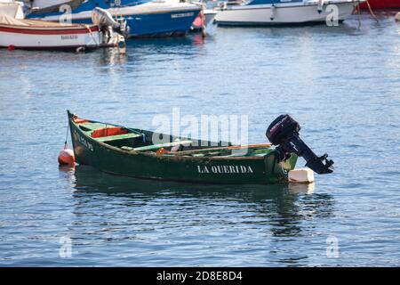 CANDELARIA, TENERIFE, CANARIES, ESPAGNE-VERS JAN, 2016: Ville port de mer avec moored petit bateau de pêche est dans Candelaria. 'La querida' est le nom du bateau. Banque D'Images