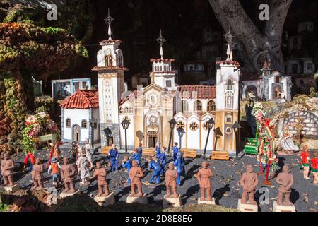 CANDELARIA, TÉNÉRIFE, CANARIES, ESPAGNE-VERS JAN, 2016: Paper mache installation du modèle historique de la ville. Les visiteurs regardent la scène à plus petite échelle. Le B Banque D'Images