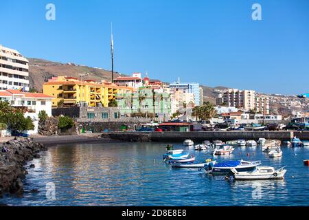 CANDELARIA, TENERIFE, CANARIES, ESPAGNE-VERS JAN, 2016: Ville port de mer avec amarré petits bateaux de pêche et yachts est dans Candelaria. La ville de Candelaria est Banque D'Images