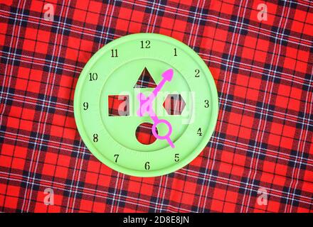 Horloge en plastique vert nouvel an et branches vertes de l'usine de thuja sur la nappe à carreaux avec décoration de Noël traditionnelle. Banque D'Images