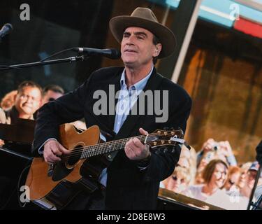 NEW YORK, NY, États-Unis - 21 JUIN 2005 : James Taylor se produit au salon d'aujourd'hui de NBC à Rockefeller Plaza. ©2005 Paul J. Frogggatt/FamousPixs/Alamy stock photo Banque D'Images