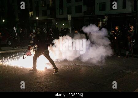 La police fédérale lance des flashbangs et larme des grenades à gaz sur les manifestants. Des manifestants se sont affrontés avec la police fédérale au cours du cinquième mois de manifestations, après que les manifestants se soient approchés d'un bâtiment DE GLACE (Immigration et police des douanes) dans le centre-ville de Portland, Oregon, le 28 octobre 2020. (Photo de John Rudoff/Sipa USA) crédit: SIPA USA/Alay Live News Banque D'Images