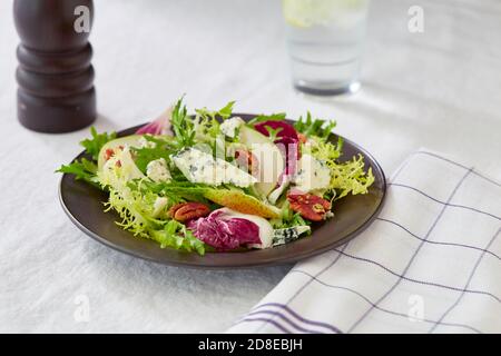 Salade fraîche avec noix de pécan et fromage bleu poire Banque D'Images