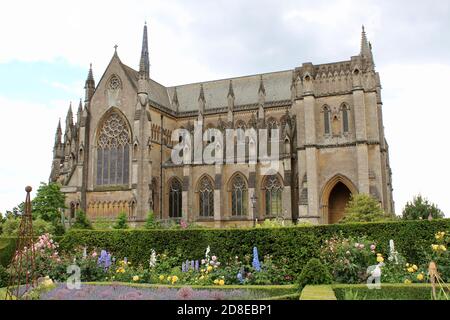 Cathédrale d'Arundel vue depuis les jardins du château d'Arundel. Banque D'Images