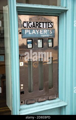 Royaume-Uni, Kent, Whitstable, Oxford Road, distributeur de cigarettes des anciens joueurs dans la fenêtre du magasin Banque D'Images