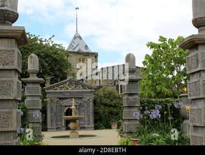 L'église paroissiale et prieuré de Saint Nicholas Arundel, vue depuis les jardins du château d'Arundel. Banque D'Images