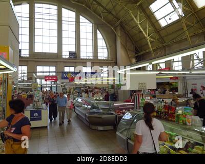 Intérieur du marché central de Riga. Le marché est situé dans un ancien Zeppelin converti. Banque D'Images