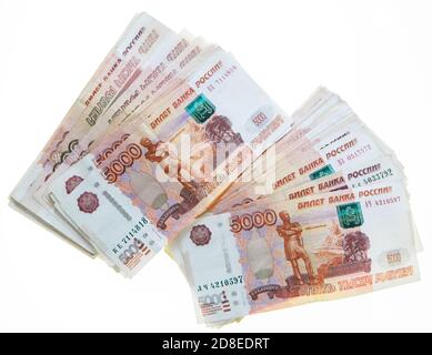 Des billets en papier en caoutchouc russes de cinq mille sur fond blanc Banque D'Images