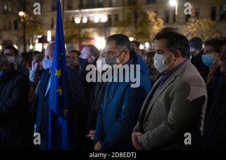 Berlin, Allemagne. 29 octobre 2020. CEM Özdemir (2e à partir de la droite), ancien président fédéral de Bündnis 90/Die Grünen, participe à une cérémonie de commémoration sur Pariser Platz. Après l'attaque au couteau dans une église de Nice dans le sud de la France, le politicien intérieur du FDP Kuhle l'avait demandé. Credit: Paul Zinken/dpa-Zentralbild/dpa/Alay Live News Banque D'Images