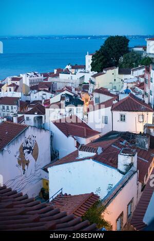 Toits et belle architecture dans le quartier Alfama de Lisbonne, Portugal, Europe. Banque D'Images