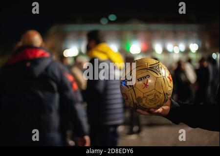 Une balle vue comme symbole de la manifestation. Des entraîneurs de football et de gymnastique ont organisé une protestation pour des mesures économiques à Naples (Italie) contre la mesure prise par le gouvernement italien pour le verrouillage « doux », dénonçant les impacts économiques et les effets de l'isolement cellulaire. Banque D'Images