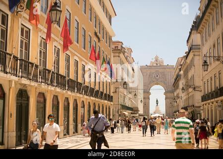 Rue animée menant à l'Arco da Rua Augusta dans la Baixa, un quartier historique central de Lisbonne, Portugal, Europe. Banque D'Images