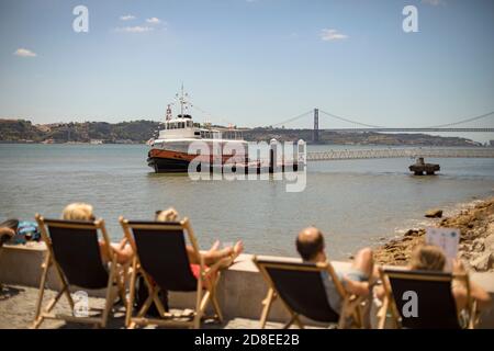 Ferry sur les quais du Tage à Lisbonne, Portugal, Europe. Banque D'Images