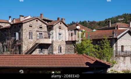 Architecture de maisons anciennes dans la ville de Saint Julien chapteuil en haute Loire en Auvergne en France Banque D'Images