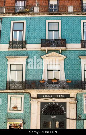 Azulejos tuiles à l'extérieur des maisons dans l'Alfama - Lisbonne, Portugal, Europe. Banque D'Images