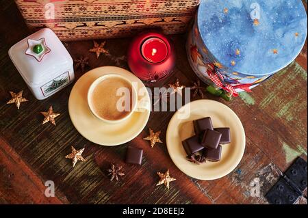 Ambiance d'une table en bois décorée de Noël avec une pâtisserie au pain d'épice sucré et une tasse de café. Banque D'Images