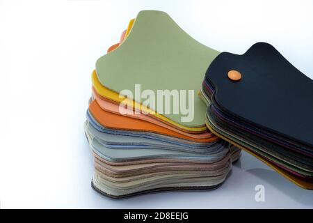 Échantillons de similicuir de différentes couleurs. Cuir écologique pour meubles. Expérience de l'industrie. Catalogue de cuir imitation multicolore. Banque D'Images
