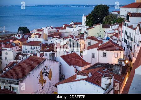 Toits et belle architecture dans le quartier Alfama de Lisbonne, Portugal, Europe. Banque D'Images