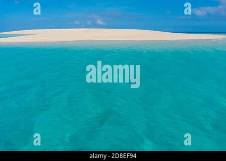 Zanzibar. Plage vide sur la rive de sable blanc de la neige de l'île Nakupenda. Apparaissant quelques heures par jour Banque D'Images