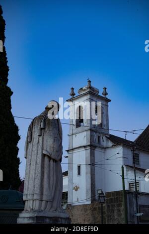 Place publique avec une statue de São Vicente devant l'église de Santa Luzia dans le quartier d'Alfama à Lisbonne, Portugal, Europe. Banque D'Images