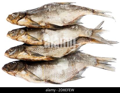 Quatre poissons d'eau douce secs et solts, isolés sur fond blanc Banque D'Images