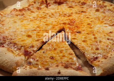 Tranche de pizza au fromage chaud Margherita sur la table Banque D'Images