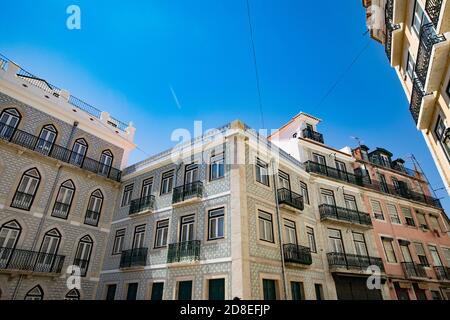 Toits et belle architecture dans le quartier Alfama de Lisbonne, Portugal, Europe. Banque D'Images