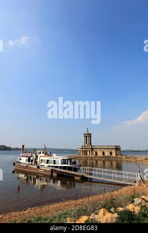 Le bateau Rutland Belle à l'église Normanton, réservoir d'eau Rutland; comté de Rutland; Angleterre; Royaume-Uni Banque D'Images