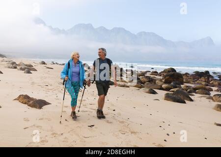 Couple senior passant du temps dans la nature ensemble Banque D'Images