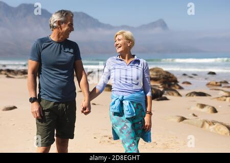 Couple senior passant du temps dans la nature ensemble Banque D'Images