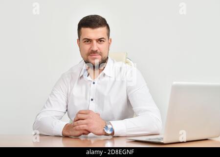 Portrait d'un jeune responsable de bureau blanc de race blanche chez son lieu de travail Banque D'Images