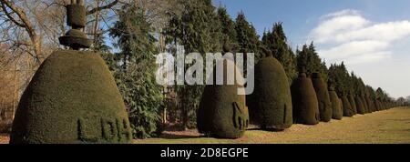 L'avenue Yew Tree au village de Clipsham; Rutland; Angleterre; Royaume-Uni Banque D'Images