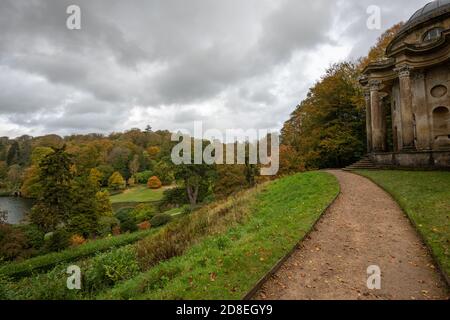 Stourton.Wiltshire.United Kingdom.20 octobre 2020.les couleurs d'automne à Stourhead peuvent être vues depuis le Temple d'Apollon dans les jardins de Stourhead. Banque D'Images