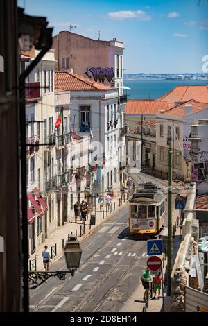 Toits et belle architecture dans le quartier Alfama de Lisbonne, Portugal, Europe. Banque D'Images