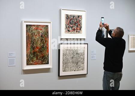 New York, États-Unis. 29 octobre 2020. Un visiteur photographie une œuvre sans titre de l'artiste américain Jackson Pollock lors de l'aperçu de la presse pour Degree Zero: Drawing at MidCentury, au MoMA à New York, NY, le 29 octobre 2020. Plus de quatre-vingts œuvres exposées par des artistes dont Henri Matisse, Ellsworth Kelly et bien plus encore. (Anthony Behar/Sipa USA) crédit: SIPA USA/Alay Live News Banque D'Images